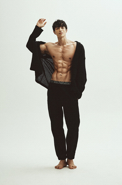 권혁은 지난 14일 자신의 인스타그램 계정에 &quot;#버킷리스트 #바디프로필&quot;이라는 글과 함께 완벽한 근육으로 다져진 바디 프로필 중 일부를 게재했다.